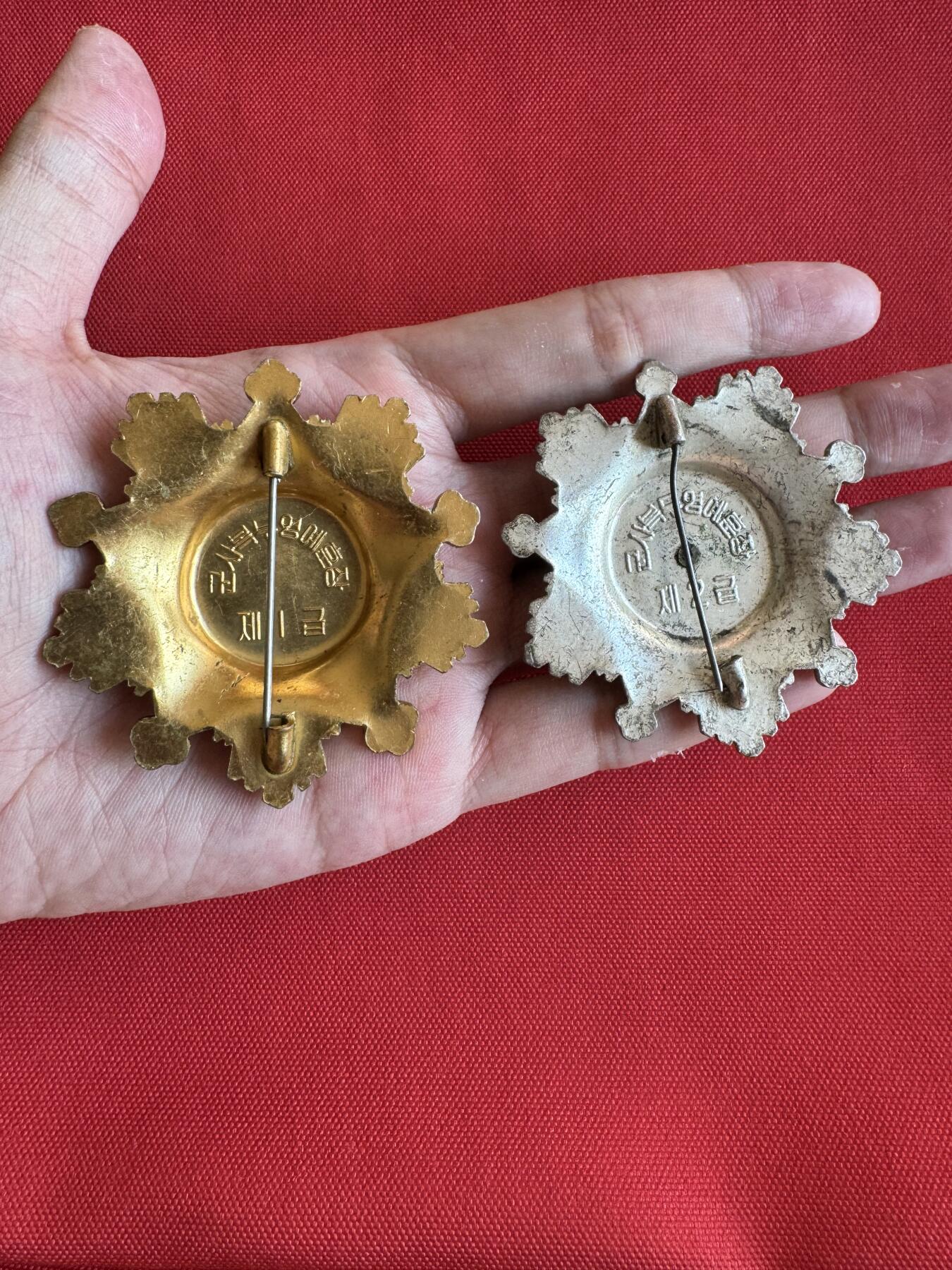 五哥徽章群   20号周六晚上八点4群联拍 朝鲜章