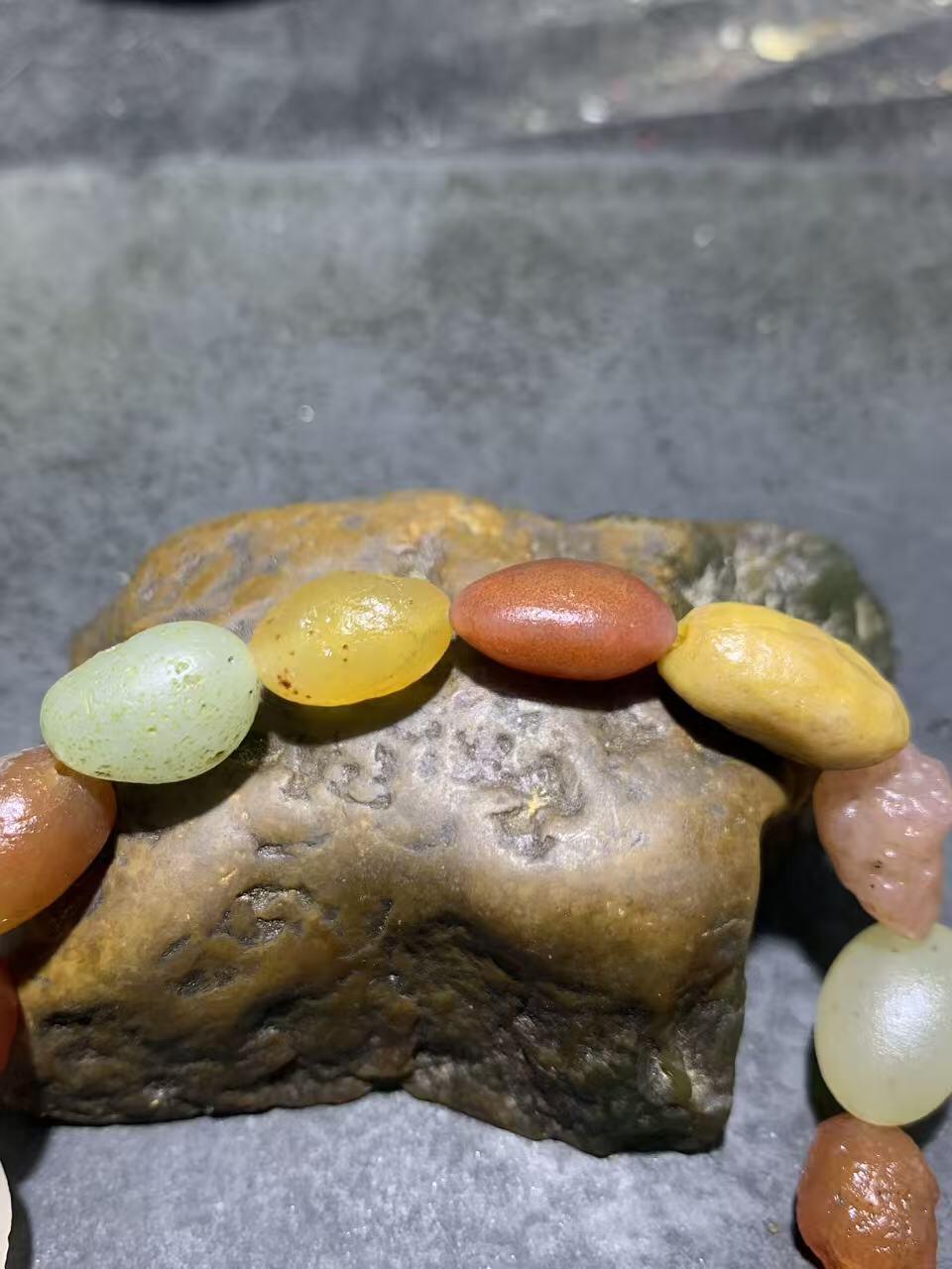 精美阿拉善彩珠玛瑙原石手串一条。，