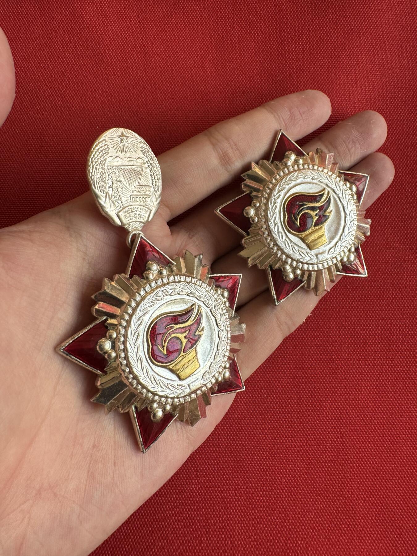 五哥徽章群   20号周六晚上八点4群联拍 朝鲜二级友谊勋章