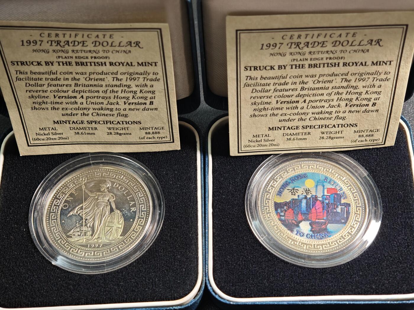 【德藏】世界币章拍卖第158期（拍品征集中~欢迎藏友联系） 2枚一套  1997年 英国皇家造币厂发行香港回归贸易银币图案彩色精制镍章 原盒 带证书