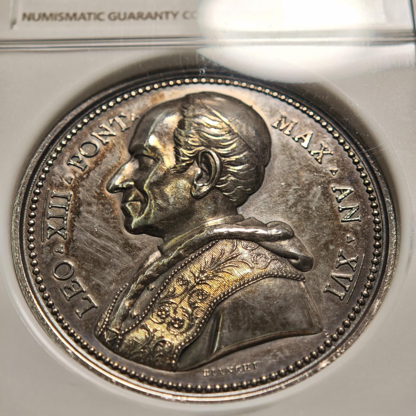 【德藏】世界币章拍卖第158期（拍品征集中~欢迎藏友联系） 1893年 梵蒂冈教皇利奥13世主教就职25周年高浮雕纪念银章 重36.3克 NGC MS61 正面是教皇利奥十三世右侧面半身肖像，背面是在圣灵的照耀下主教向教皇行跪拜礼，教皇向主教施摸顶礼，还有其他教职人员手持物件站在旁边观礼。人物画面雕刻复杂，高浮雕工艺，人物的帽子服饰等细节清晰，保存状态良好，谈谈的金色包浆，NGC早期低评