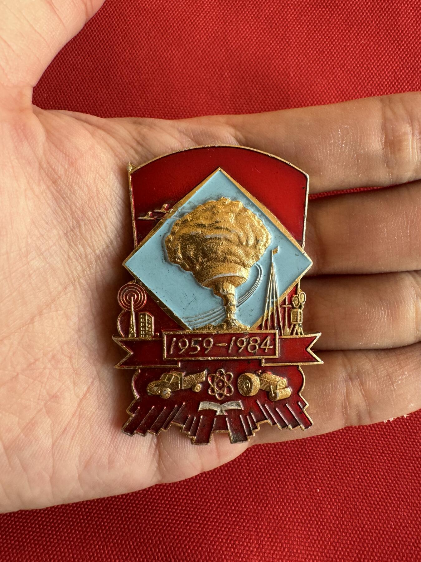 五哥徽章群   20号周六晚上八点4群联拍 铝章