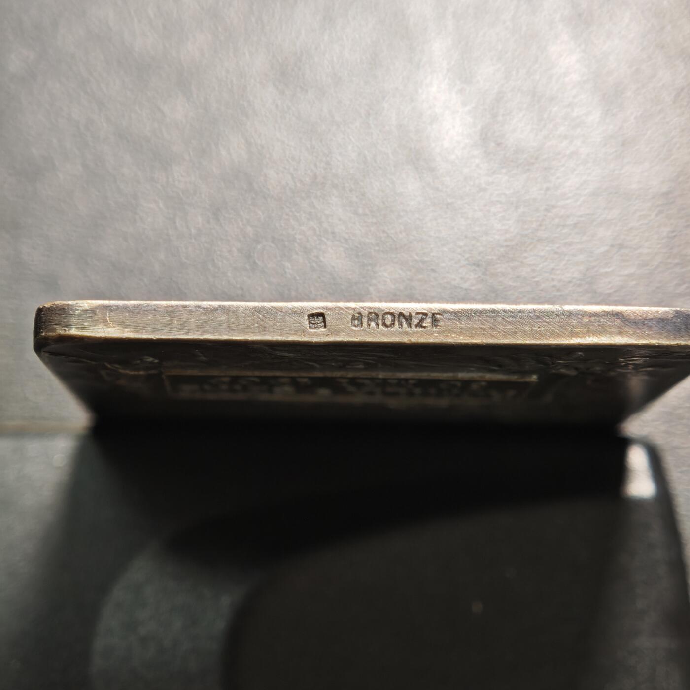 【德藏】世界币章拍卖第158期（拍品征集中~欢迎藏友联系） 1909年 法国塞纳河畔罗米利音乐主题矩形镀银纪念章 由法国新艺术时期铸章师设计打造，是为当地音乐活动颁发的荣誉表彰牌 塞纳河畔罗米利（Romilly-sur-Seine）是法国香槟-阿登地区的城市，1909年当地举办音乐赛事或庆典活动，此纪念牌作为荣誉奖品颁发给优秀的音乐从业者/参赛者，是法国地方文化艺术活动的实物见证 深五彩包浆 直径约：39.4mm×50mm；重约：44.1g