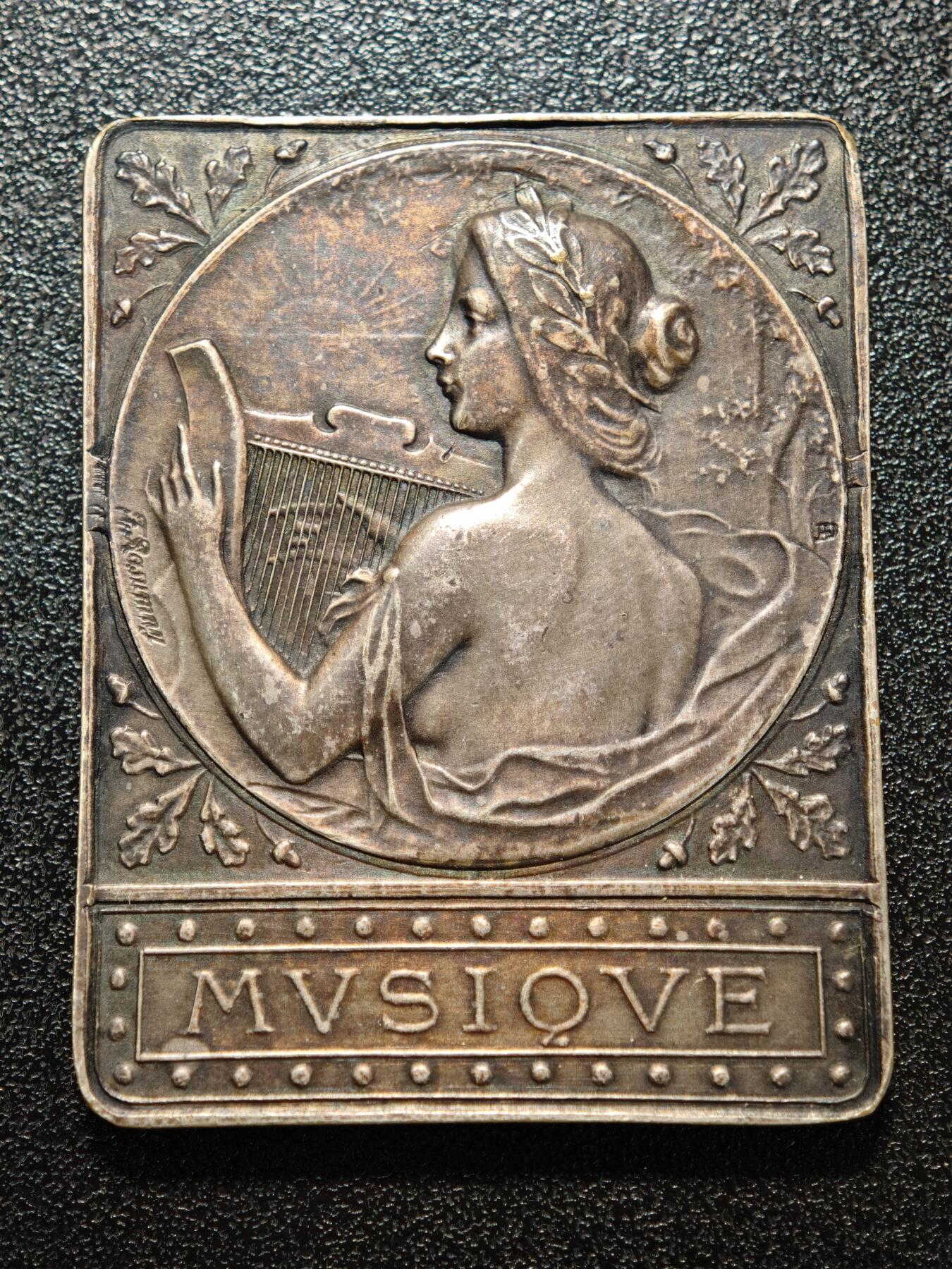 【德藏】世界币章拍卖第158期（拍品征集中~欢迎藏友联系） 1909年 法国塞纳河畔罗米利音乐主题矩形镀银纪念章 由法国新艺术时期铸章师设计打造，是为当地音乐活动颁发的荣誉表彰牌 塞纳河畔罗米利（Romilly-sur-Seine）是法国香槟-阿登地区的城市，1909年当地举办音乐赛事或庆典活动，此纪念牌作为荣誉奖品颁发给优秀的音乐从业者/参赛者，是法国地方文化艺术活动的实物见证 深五彩包浆 直径约：39.4mm×50mm；重约：44.1g