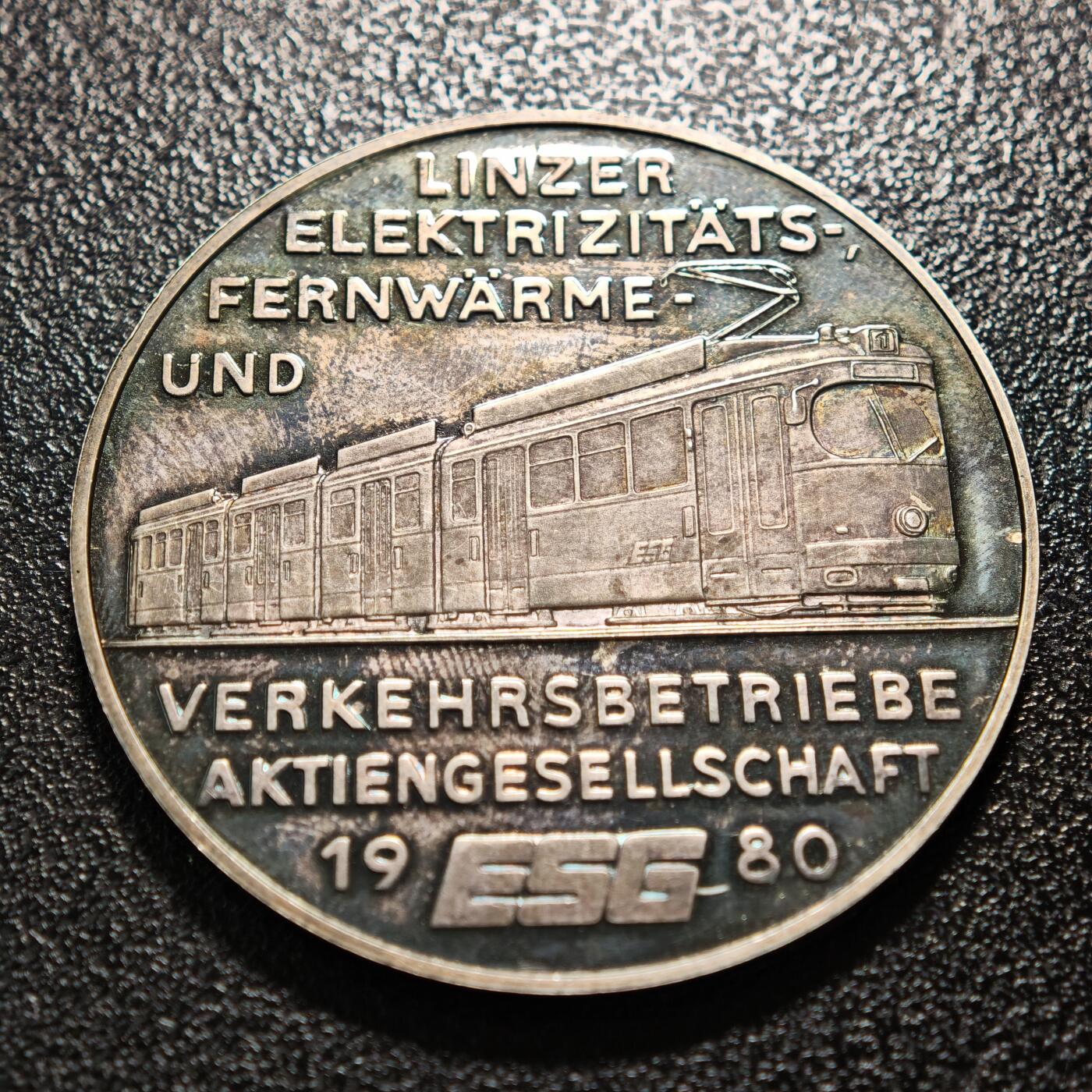 【德藏】世界币章拍卖第158期（拍品征集中~欢迎藏友联系） 1980年 奥地利林茨有轨电车运营百年纪念银章 由奥地利造币机构铸造，用以纪念林茨-乌尔法尔马拉有轨电车1880年开通至1980年的百年发展历程 深彩包浆直径约：40mm；重约：27.6g
