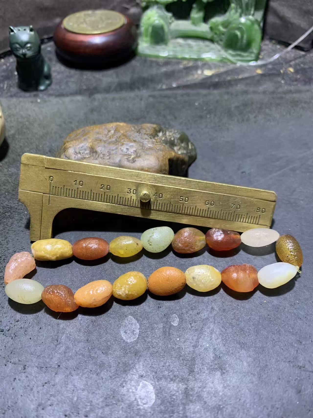 精美阿拉善彩珠玛瑙原石手串一条。，