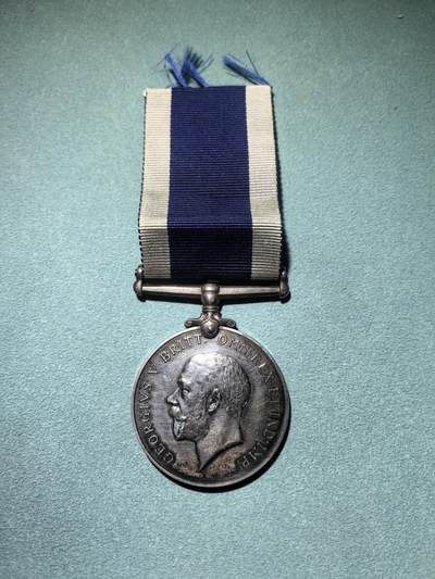 盛世勋华——号角文化勋章邮票专场拍卖第294期 - 英国海军长期服役和良好表现奖章 乔治五世版 银制 带边铭，授予英国皇家海军护卫舰金链花上的水兵