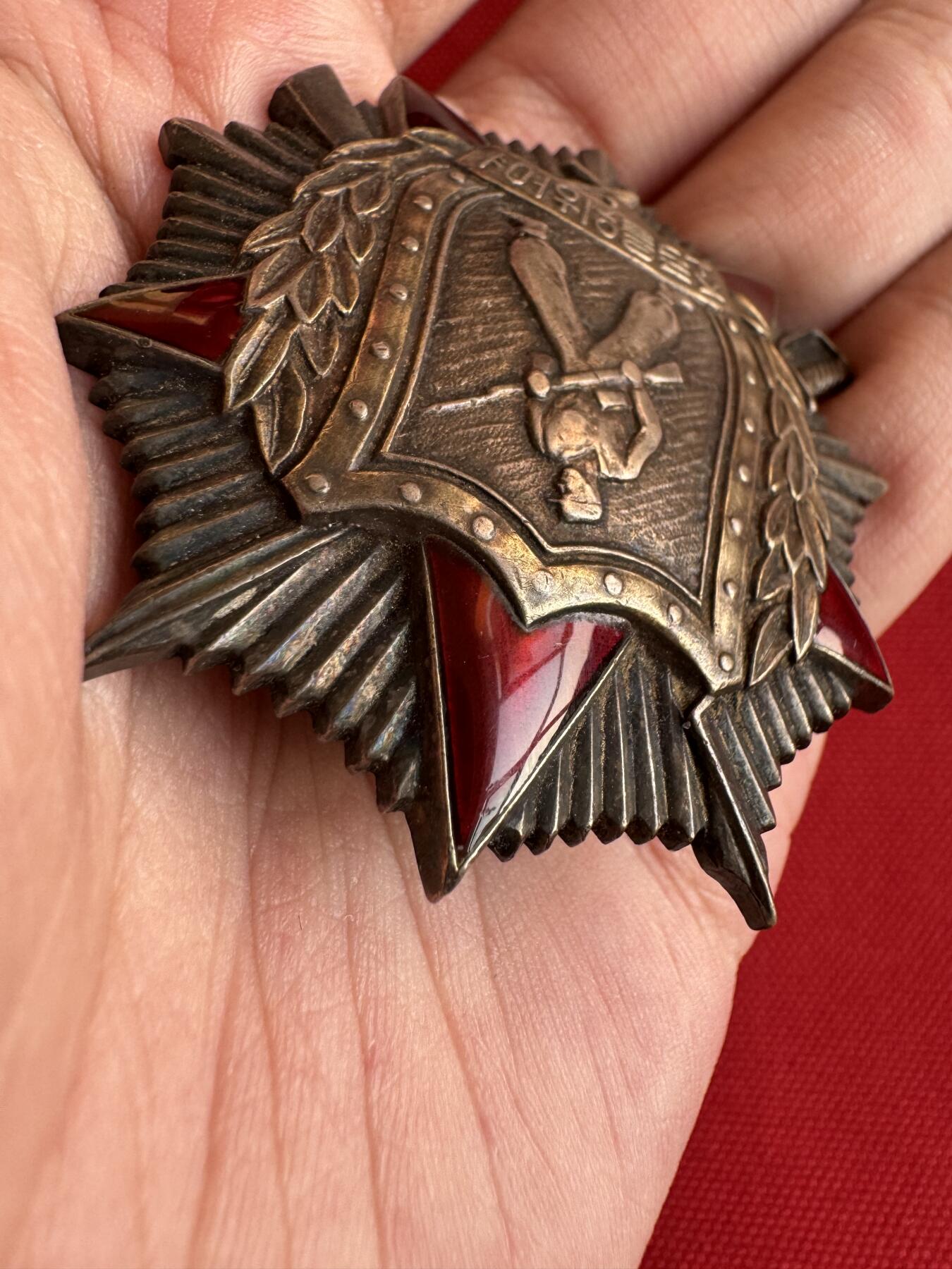 五哥徽章群   20号周六晚上八点4群联拍 银章