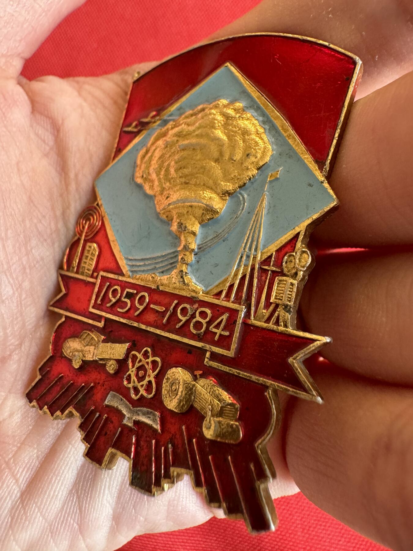 五哥徽章群   20号周六晚上八点4群联拍 铝章