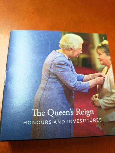 长老汇蛇年精选第八十四场拍卖 - 2022英国女王勋章系列5英镑加厚精制银币，56.56克925银，盒证全，1500枚