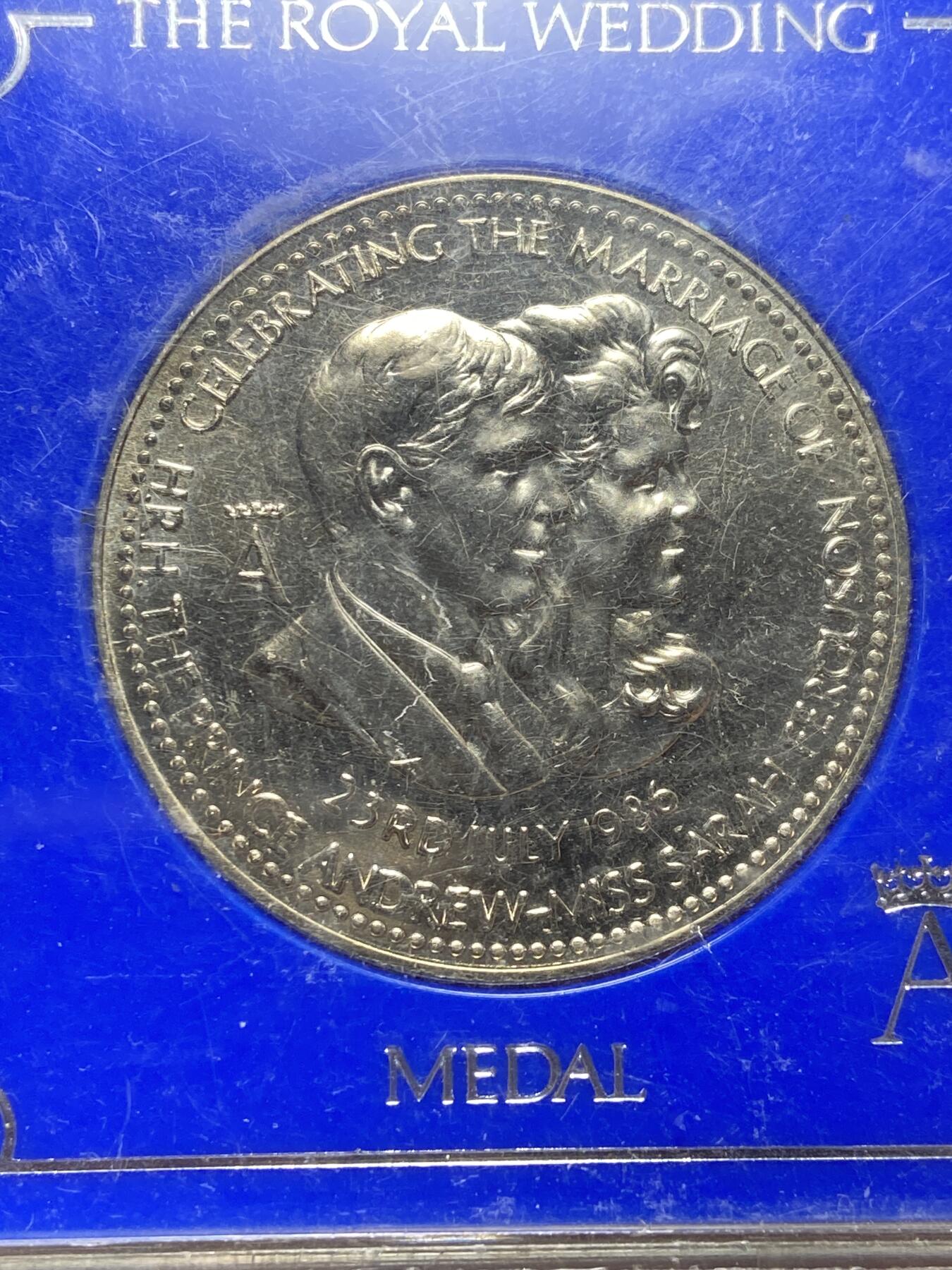 2025年第一百三十八场(总第一百六十四场）外国好品散币场(免佣金) 原盒–英国🇬🇧1986年7月23日安德鲁王子与莎拉·弗格森皇家婚礼克朗型纪念章