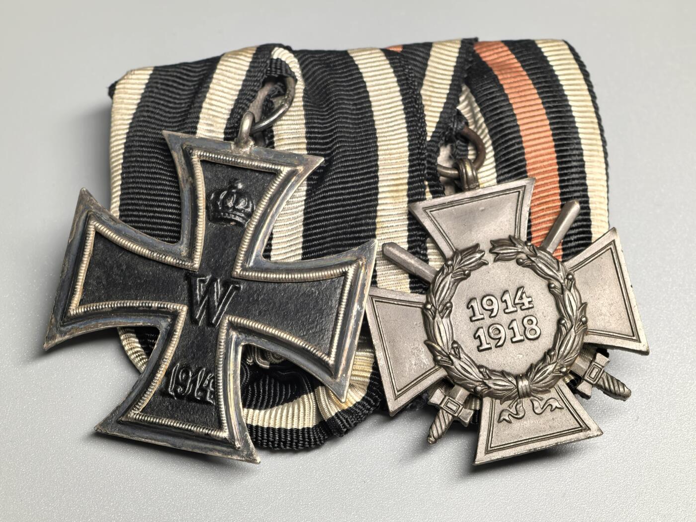 小驴勋章奖章收藏12月20日周六晚六点拍卖（珍爱和平，收藏战争，铭记历史，勿忘国耻，忠党爱国。有偿代拍，送拍规则在简介最后，参拍须阅读规则后再参拍，关系到运费包装发货时效真假辨别等关键信息，拍卖时不再发原图，看大图店主微信码在拍卖店铺介绍里） 德国一战二级铁十字勋章（铁质核心黑漆环打KAG标）佩剑兴登堡奖章（钢制镀铜背打O&B标）联排礼服挂