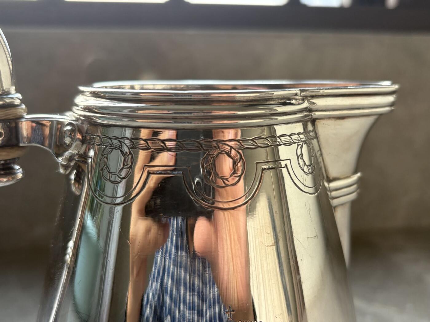 盛世勋华——号角文化勋章邮票专场拍卖第294期 意大利王国皇家海军1941年军官定制银壶，重989克，由米兰知名工坊Broggi打造，执壶通高220毫米（含把手），采用银制工艺打造（部分镀银），器身经精细錾刻与抛光处理，线条流畅饱满，呈现出优雅的梨形轮廓。壶身饰有意大利皇家海军专属纹章与航海主题装饰纹样，底座有银标和厂标