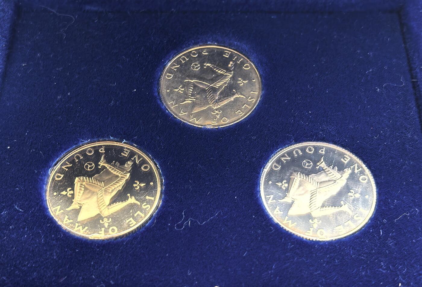 博洋堂世界钱币拍卖第153期（全场包邮） 马恩岛（英国）1979年1英镑3枚套 三曲腿图 镍（流通）/合金（精制）/银（精制） 925银4.6克 发行量：2万 盒证全