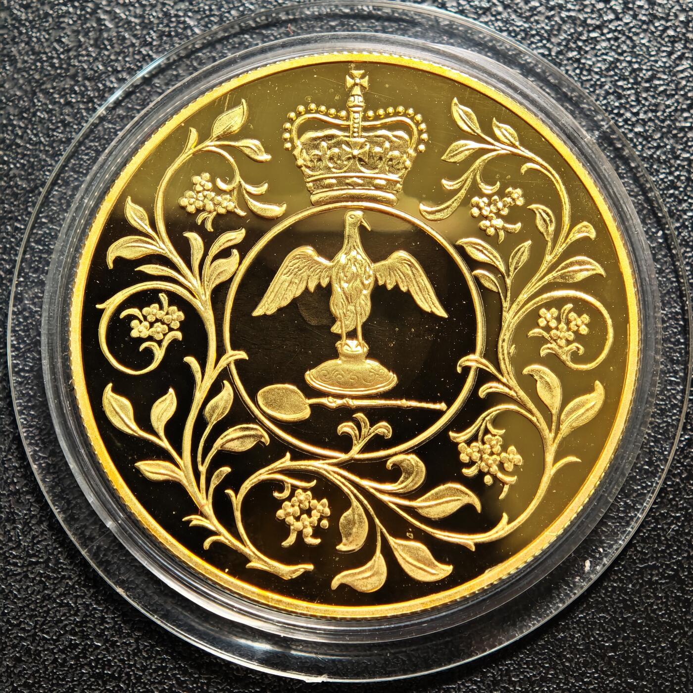 【德藏】世界币章拍卖第158期（拍品征集中~欢迎藏友联系） 1977年 英国伊丽莎白二世女王登基25周年银禧镀金精制纪念章 原盒 带证书 直径约：38.61mm；重约：28.276g