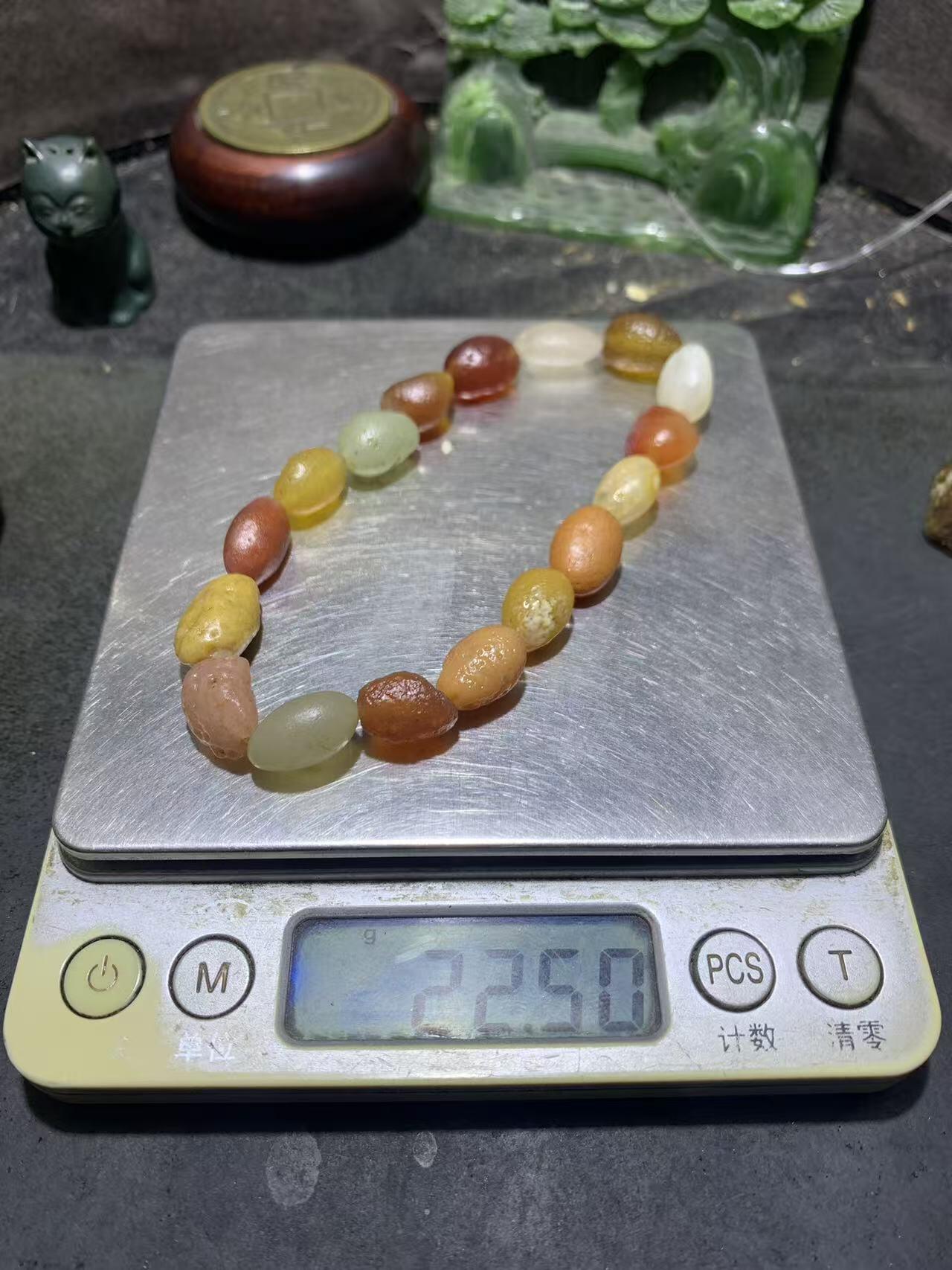 精美阿拉善彩珠玛瑙原石手串一条。，