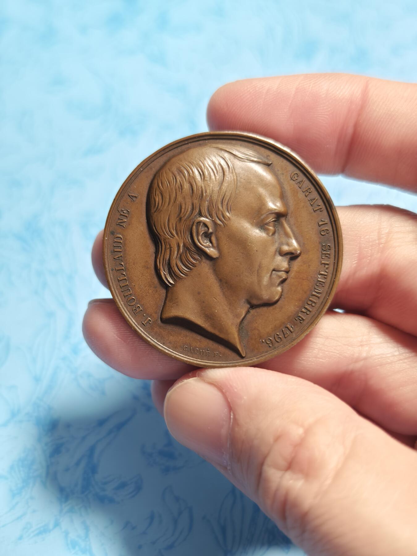 抚柳草堂-第三期章牌钱币 奖章勋章限时免佣 满百包邮 放漏专场 1838年法国精确医学之父纪念铜章，高浮雕工艺，细节清晰，早期光边原铸 直径40.8mm，35g铜质，巧克力包浆状态非常好