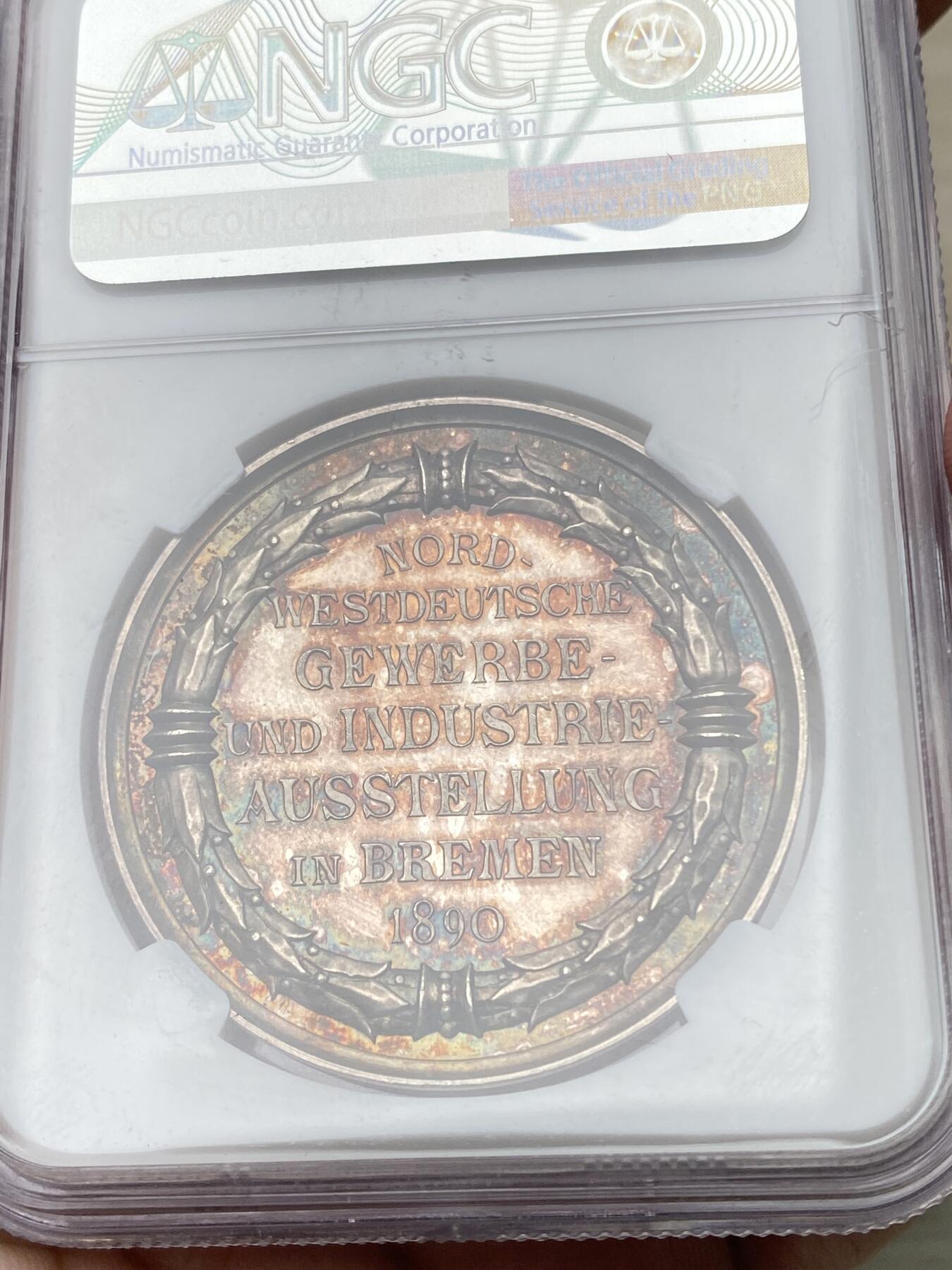 万国钱币拍卖第058期（万国新年大拍） NGC MS66 1890年德国不莱梅贸易工业博览会纪念大银章 正面为不莱梅城市英雄圣罗兰像 NGC唯一冠军分 孔雀绿彩环绕GEM品质 无可挑剔的超神收藏级状态
