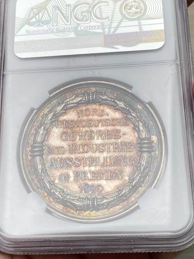 万国钱币拍卖第058期（万国新年大拍） NGC MS66 1890年德国不莱梅贸易工业博览会纪念大银章 正面为不莱梅城市英雄圣罗兰像 NGC唯一冠军分 孔雀绿彩环绕GEM品质 无可挑剔的超神收藏级状态