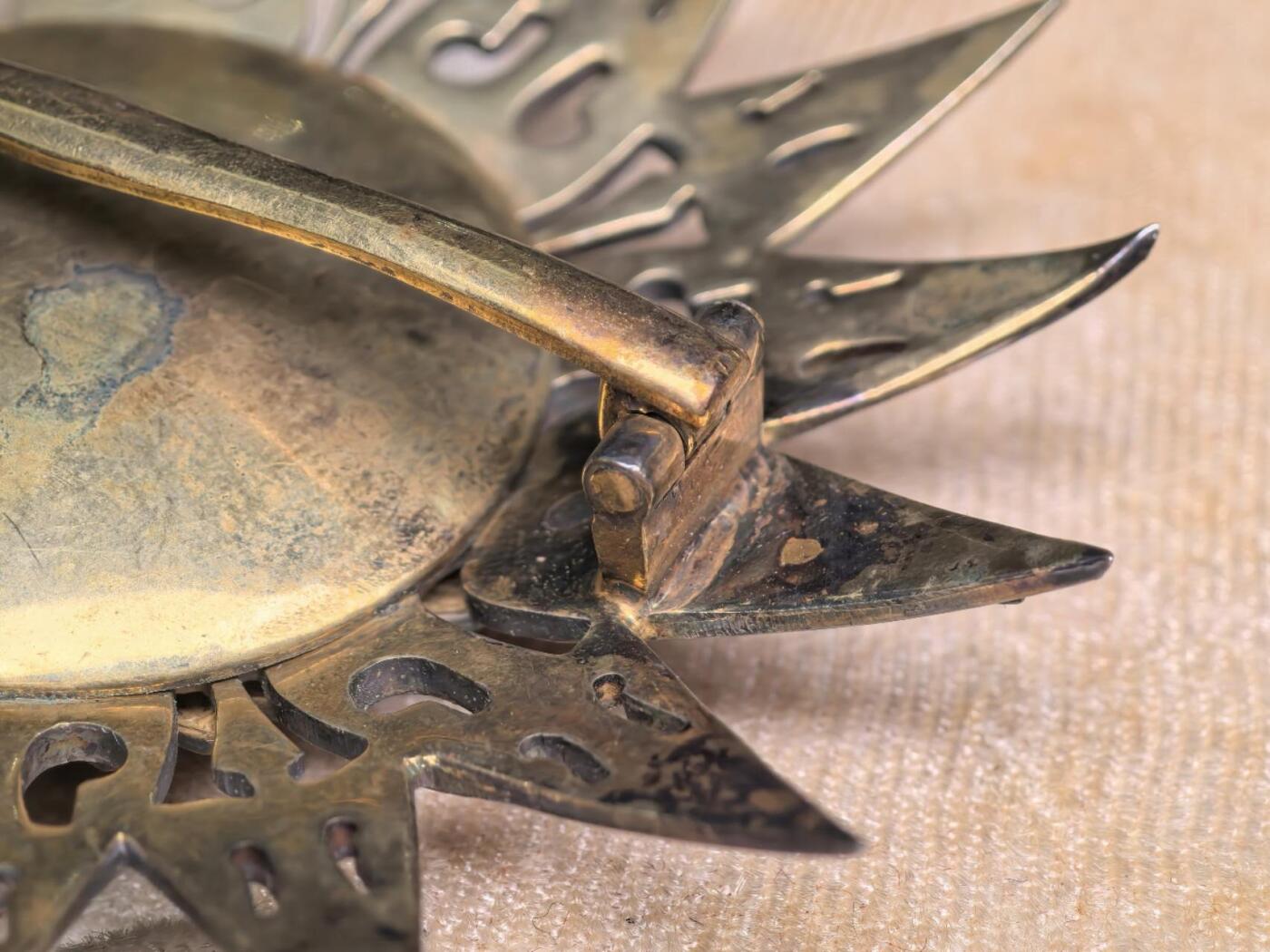 小驴勋章奖章收藏12月20日周六晚六点拍卖（珍爱和平，收藏战争，铭记历史，勿忘国耻，忠党爱国。有偿代拍，送拍规则在简介最后，参拍须阅读规则后再参拍，关系到运费包装发货时效真假辨别等关键信息，拍卖时不再发原图，看大图店主微信码在拍卖店铺介绍里） 泰国大军官级白象勋章，银质珐琅，盒子为早期样式，盒子铰链一侧有损，开合需小心。