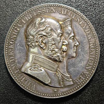 【德藏】世界币章拍卖第158期 - 1861年 普鲁士国王威廉一世与奥古斯塔王后金婚高浮雕纪念银章 由德国皇家造币厂铸造 威廉一世与奥古斯塔于1829年结婚，1861年迎来金婚（50周年），此时威廉一世刚登基成为普鲁士国王（1861年1月即位），这枚纪念章既是王室婚姻庆典的见证，也标志着普鲁士王权的新起点 直径约：45.1mm；重约：50.8g