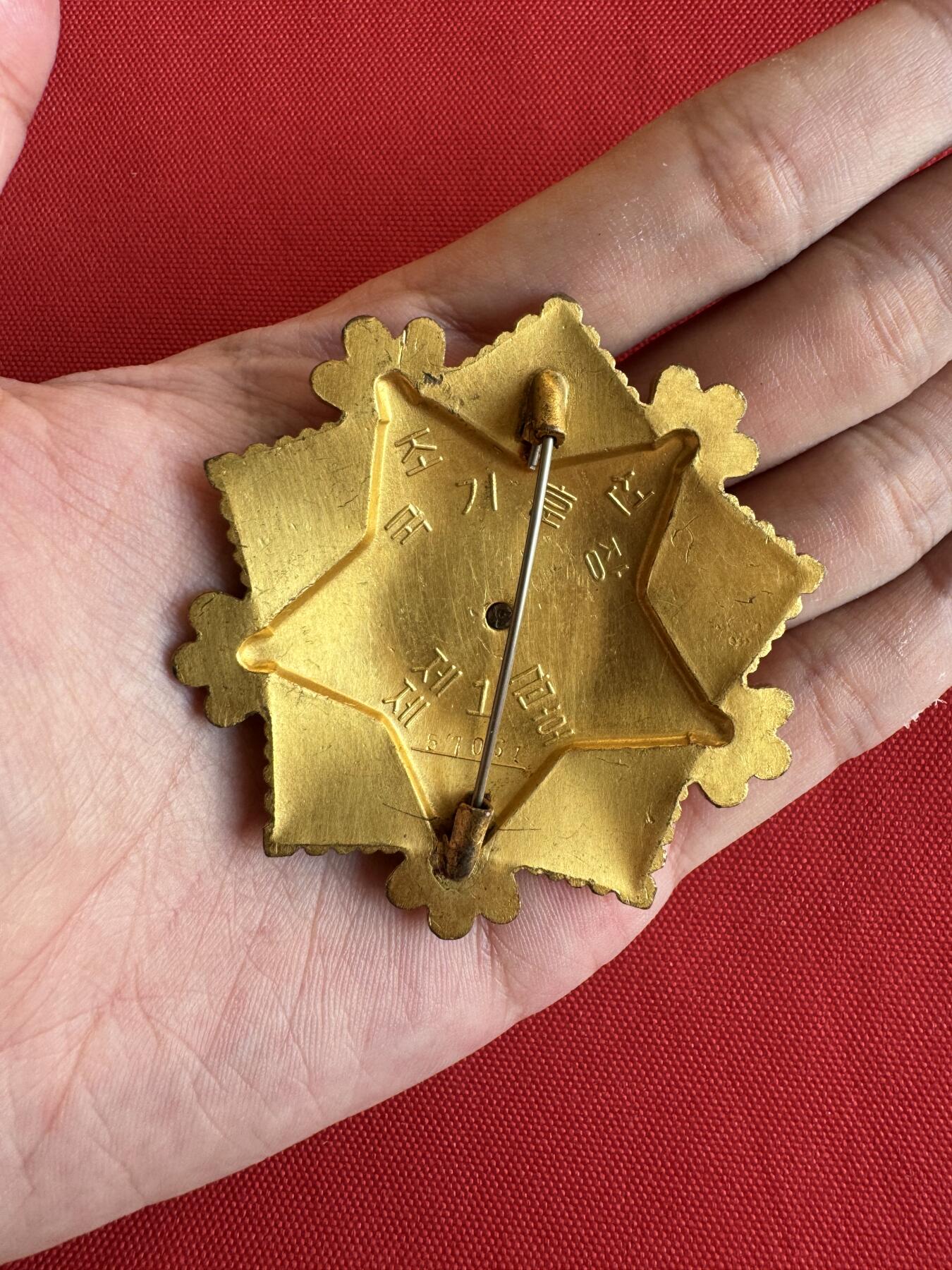 五哥徽章群   20号周六晚上八点4群联拍 朝鲜章