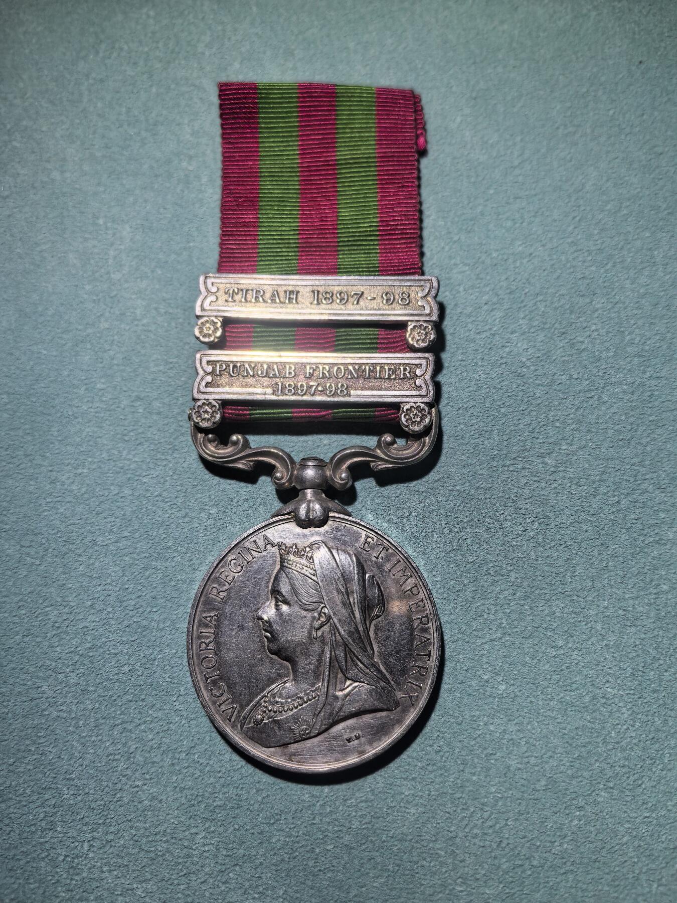 盛世勋华——号角文化勋章邮票专场拍卖第294期 英国印度服役奖章（1895-1902版）银制 维多利亚女王版 少见带双条（旁遮普前线/提拉条）带刻名 授予在英属印度西北镇压当地部族叛乱的英印军 英国前首相丘吉尔1896年在印度服役也参与了该战争，获得了带旁遮普前线条的印度服役奖章 见图