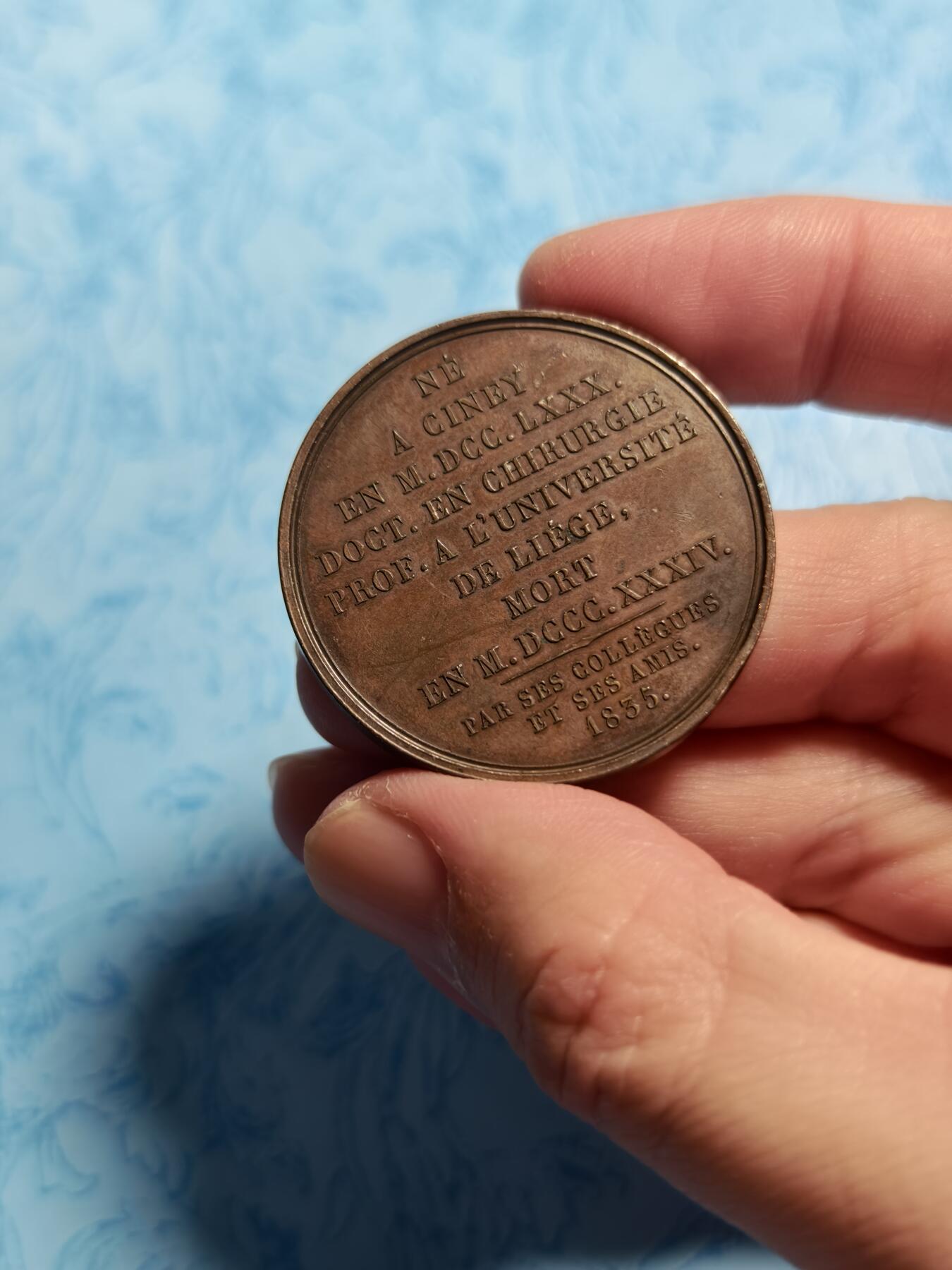 抚柳草堂-第三期章牌钱币 奖章勋章限时免佣 满百包邮 放漏专场 法国1835年医学名人铜章，早期光边原铸直径39.7mm，重29克，高浮雕工艺细节丰富。铜质，巧克力包浆自然，成色还可以，边道一处轻微小磕碰，整体保存不错