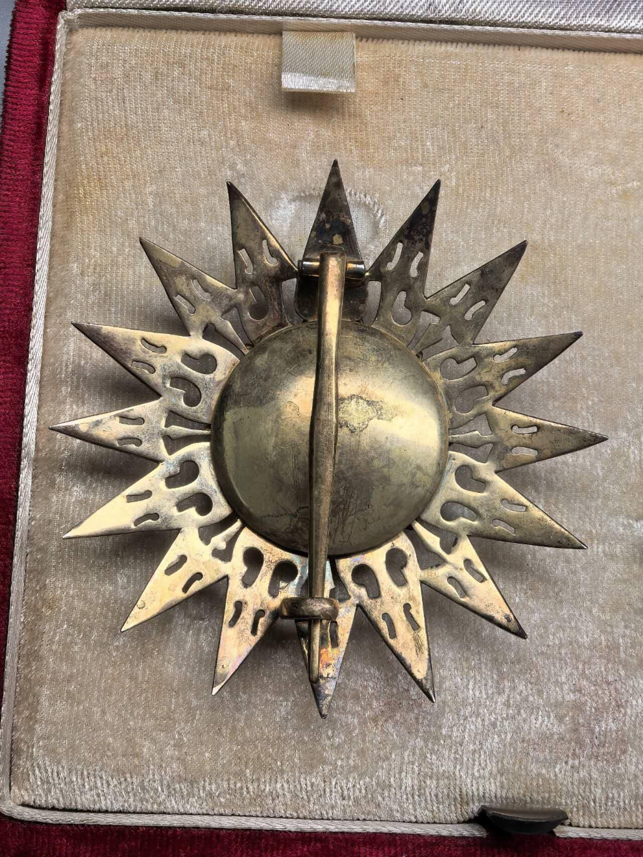 小驴勋章奖章收藏12月20日周六晚六点拍卖（珍爱和平，收藏战争，铭记历史，勿忘国耻，忠党爱国。有偿代拍，送拍规则在简介最后，参拍须阅读规则后再参拍，关系到运费包装发货时效真假辨别等关键信息，拍卖时不再发原图，看大图店主微信码在拍卖店铺介绍里） 泰国大军官级白象勋章，银质珐琅，盒子为早期样式，盒子铰链一侧有损，开合需小心。