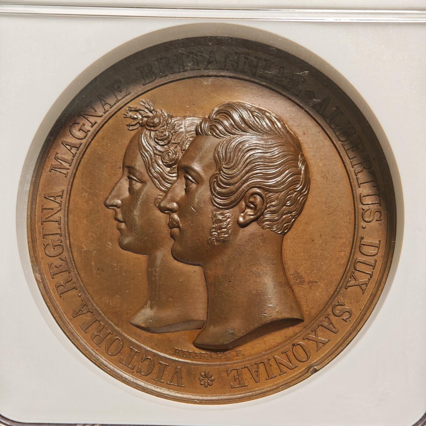 【德藏】世界币章拍卖第158期（拍品征集中~欢迎藏友联系） 1840年 德国纪念维多利亚女王和阿尔伯特亲王结婚高浮雕纪念铜章 NGC MS62BN 正面是维多利亚女王和阿尔伯特亲王左侧面双人肖像，背面是两位新人坐在雕刻精美华丽两轮车上，爱神用玫瑰花链牵引着两轮车缓缓前行，两位小天使在空中手持花环向两位新人头上戴。铜质厚重，高浮雕工艺，巧克力包浆，品相几乎全新，保存状态极佳，稀少品种