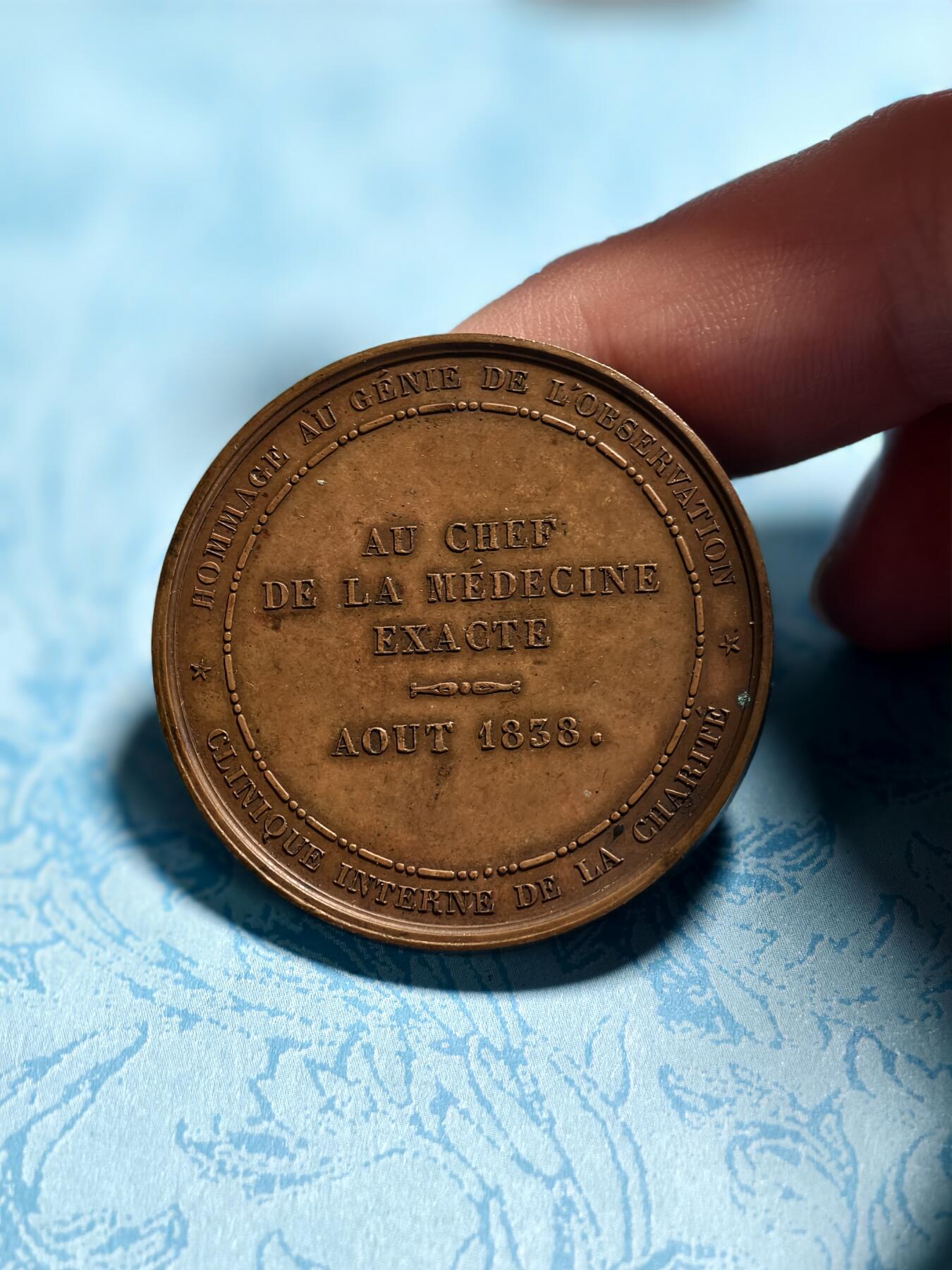 抚柳草堂-第三期章牌钱币 奖章勋章限时免佣 满百包邮 放漏专场 1838年法国精确医学之父纪念铜章，高浮雕工艺，细节清晰，早期光边原铸 直径40.8mm，35g铜质，巧克力包浆状态非常好