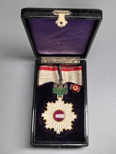 小驴勋章奖章收藏12月20日周六晚六点拍卖（珍爱和平，收藏战争，铭记历史，勿忘国耻，忠党爱国。有偿代拍，送拍规则在简介最后，参拍须阅读规则后再参拍，关系到运费包装发货时效真假辨别等关键信息，拍卖时不再发原图，看大图店主微信码在拍卖店铺介绍里） - 勋三等旭日中绶章，银质珐琅，珐琅完好，桐叶紫色最顶部那一个叶片内部有烧制内裂外部没有裂痕，原盒原略。