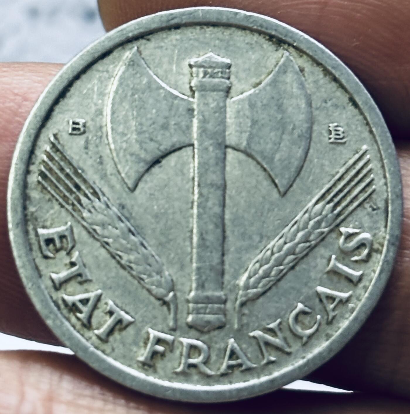 文馨钱币收藏第 286 场，圣诞节专场【 长期接收代拍品低至 0 佣金】 极美品 1943 年德占法国维希政府 1 法郎铝币，第二版本只发行 2 年关门年