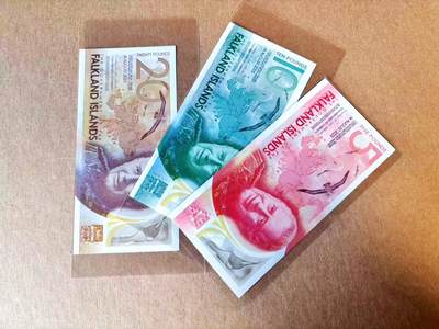 【Blue Auction】世界纸币精拍第765期——18级TOP拍卖/信誉/品质/专业/高效💫 - 【一组3张A冠无47千位小号&Z冠千位小号无47】福克兰群岛 2025年5-20镑 全新UNC