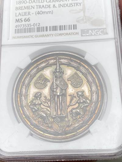 万国钱币拍卖第058期（万国新年大拍） NGC MS66 1890年德国不莱梅贸易工业博览会纪念大银章 正面为不莱梅城市英雄圣罗兰像 NGC唯一冠军分 孔雀绿彩环绕GEM品质 无可挑剔的超神收藏级状态