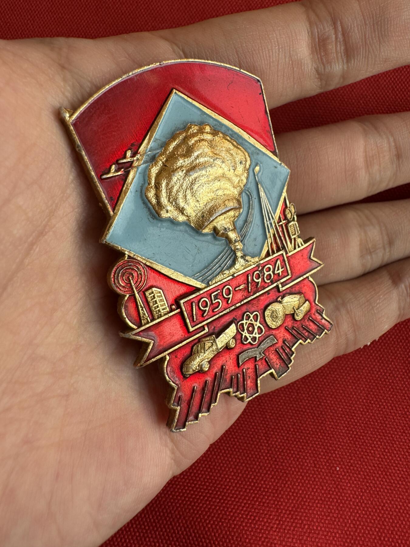 五哥徽章群   20号周六晚上八点4群联拍 铝章