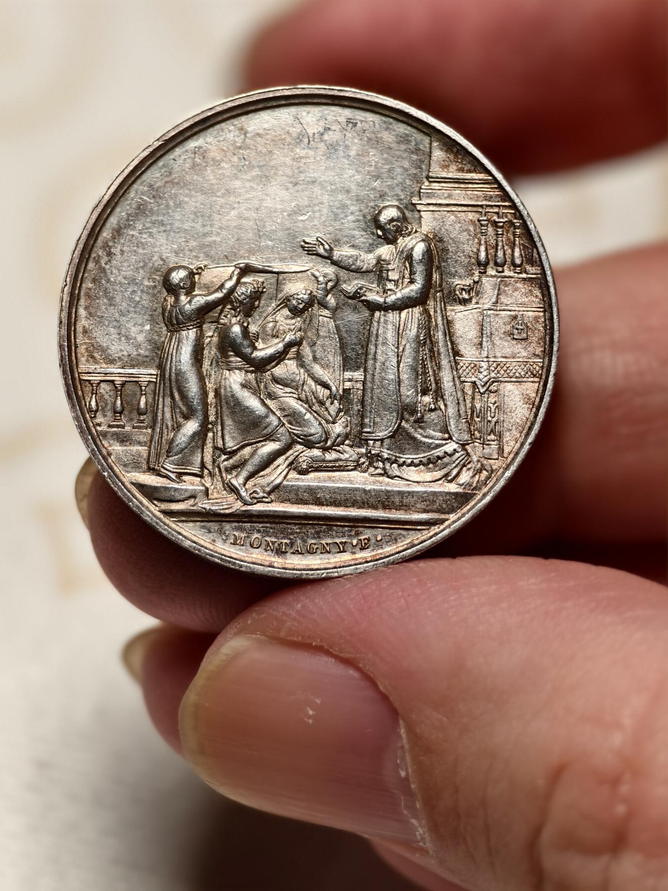 抚柳草堂-第三期章牌钱币 奖章勋章限时免佣 满百包邮 放漏专场 19世纪法国婚姻与爱情纪念银章，12.28g，29.5mm，手指边铭 原铸精品 细节非常好无磕无划未刻名 可以自用