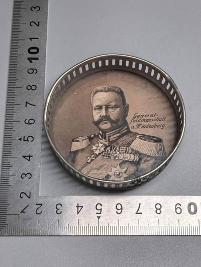 小驴勋章奖章收藏12月20日周六晚六点拍卖（珍爱和平，收藏战争，铭记历史，勿忘国耻，忠党爱国。有偿代拍，送拍规则在简介最后，参拍须阅读规则后再参拍，关系到运费包装发货时效真假辨别等关键信息，拍卖时不再发原图，看大图店主微信码在拍卖店铺介绍里） - 兴登堡元帅画像水杯垫，年代不详