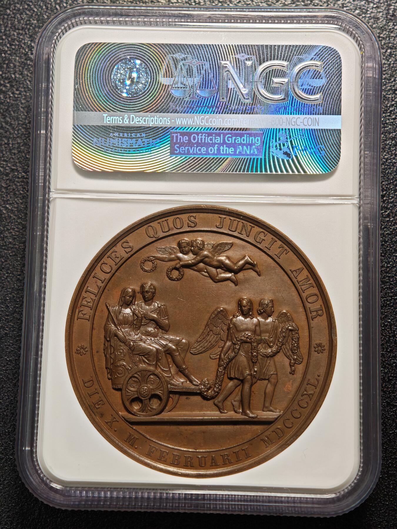 【德藏】世界币章拍卖第158期（拍品征集中~欢迎藏友联系） 1840年 德国纪念维多利亚女王和阿尔伯特亲王结婚高浮雕纪念铜章 NGC MS62BN 正面是维多利亚女王和阿尔伯特亲王左侧面双人肖像，背面是两位新人坐在雕刻精美华丽两轮车上，爱神用玫瑰花链牵引着两轮车缓缓前行，两位小天使在空中手持花环向两位新人头上戴。铜质厚重，高浮雕工艺，巧克力包浆，品相几乎全新，保存状态极佳，稀少品种