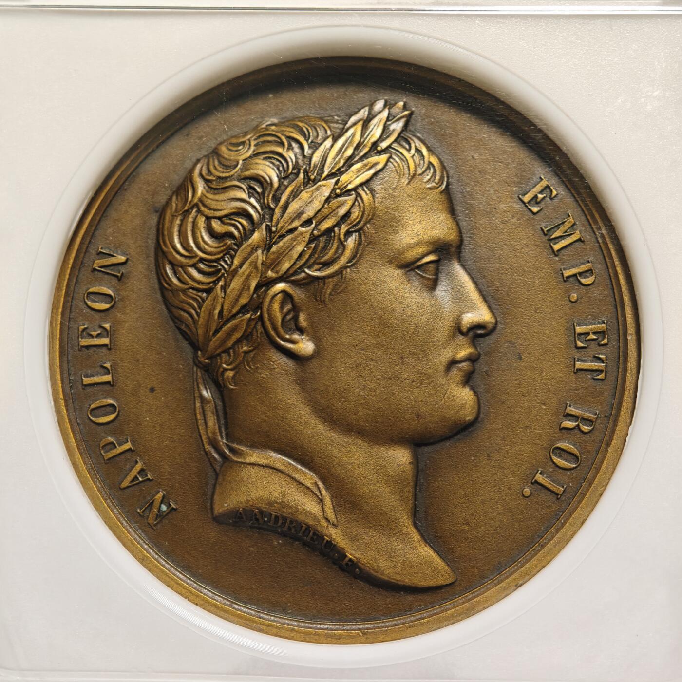 【德藏】世界币章拍卖第158期（拍品征集中~欢迎藏友联系） 1812年 法国拿破仑一世占领莫斯科纪念铜章（后铸版）正面拿破仑一世右侧面头像，背面莫斯科凯旋门。雕刻精细，细节清晰，品相几乎全新，保存状态极佳 NGC MS64BN