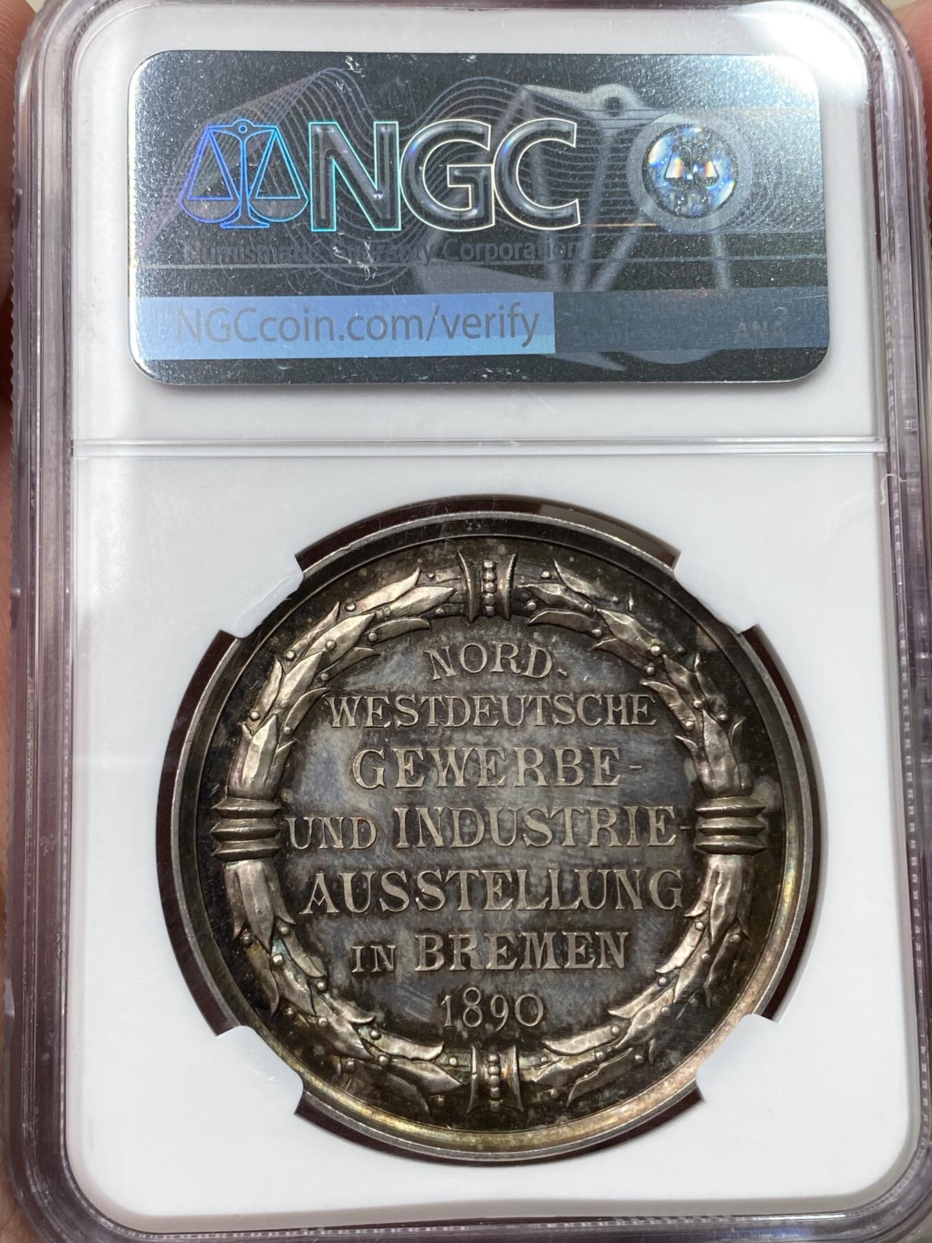 万国钱币拍卖第058期（万国新年大拍） NGC MS66 1890年德国不莱梅贸易工业博览会纪念大银章 正面为不莱梅城市英雄圣罗兰像 NGC唯一冠军分 孔雀绿彩环绕GEM品质 无可挑剔的超神收藏级状态