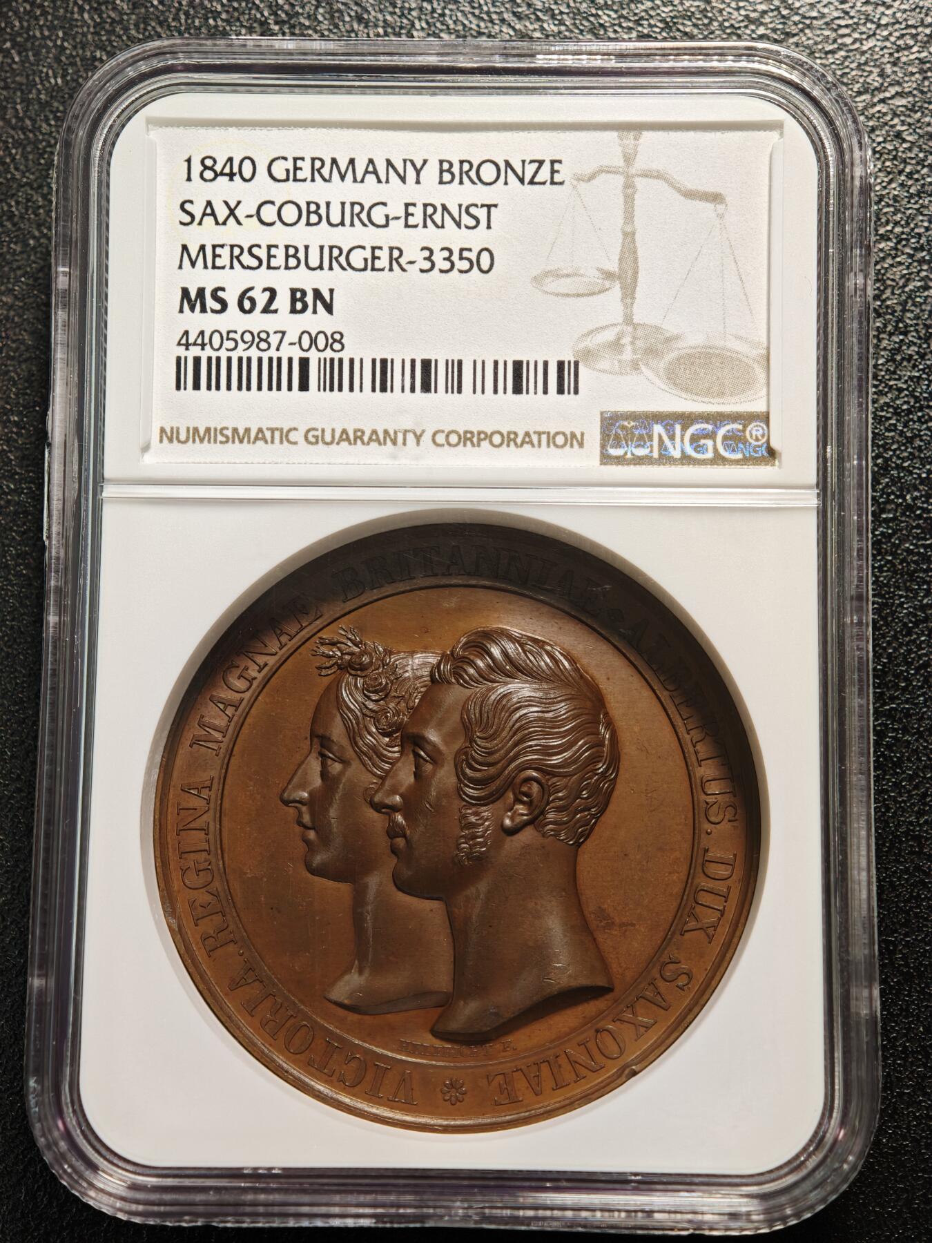 【德藏】世界币章拍卖第158期（拍品征集中~欢迎藏友联系） 1840年 德国纪念维多利亚女王和阿尔伯特亲王结婚高浮雕纪念铜章 NGC MS62BN 正面是维多利亚女王和阿尔伯特亲王左侧面双人肖像，背面是两位新人坐在雕刻精美华丽两轮车上，爱神用玫瑰花链牵引着两轮车缓缓前行，两位小天使在空中手持花环向两位新人头上戴。铜质厚重，高浮雕工艺，巧克力包浆，品相几乎全新，保存状态极佳，稀少品种