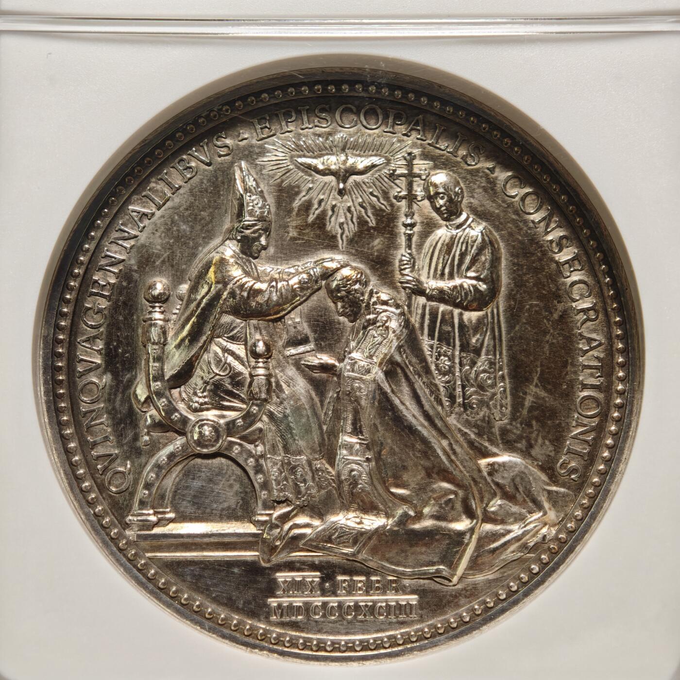 【德藏】世界币章拍卖第158期（拍品征集中~欢迎藏友联系） 1893年 梵蒂冈教皇利奥13世主教就职25周年高浮雕纪念银章 重36.3克 NGC MS61 正面是教皇利奥十三世右侧面半身肖像，背面是在圣灵的照耀下主教向教皇行跪拜礼，教皇向主教施摸顶礼，还有其他教职人员手持物件站在旁边观礼。人物画面雕刻复杂，高浮雕工艺，人物的帽子服饰等细节清晰，保存状态良好，谈谈的金色包浆，NGC早期低评