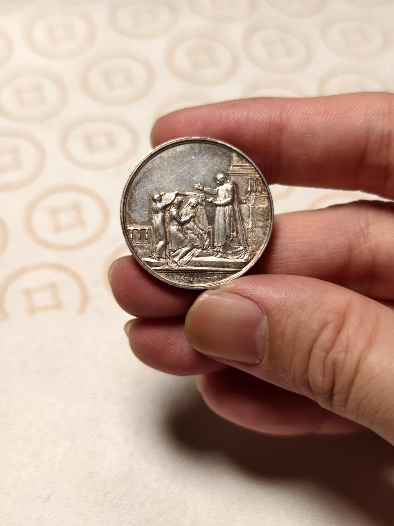 抚柳草堂-第三期章牌钱币 奖章勋章限时免佣 满百包邮 放漏专场 19世纪法国婚姻与爱情纪念银章，12.28g，29.5mm，手指边铭 原铸精品 细节非常好无磕无划未刻名 可以自用
