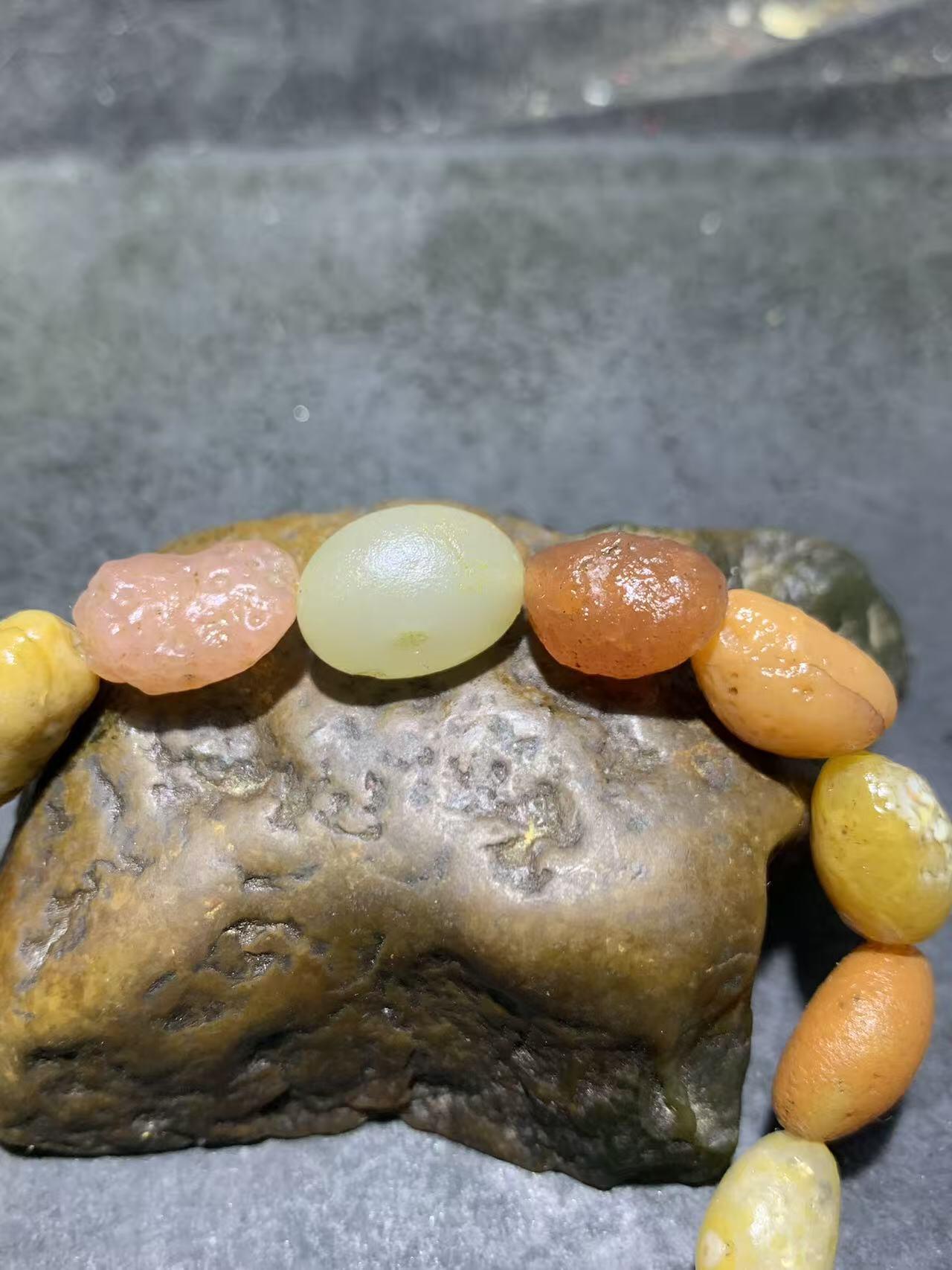 精美阿拉善彩珠玛瑙原石手串一条。，