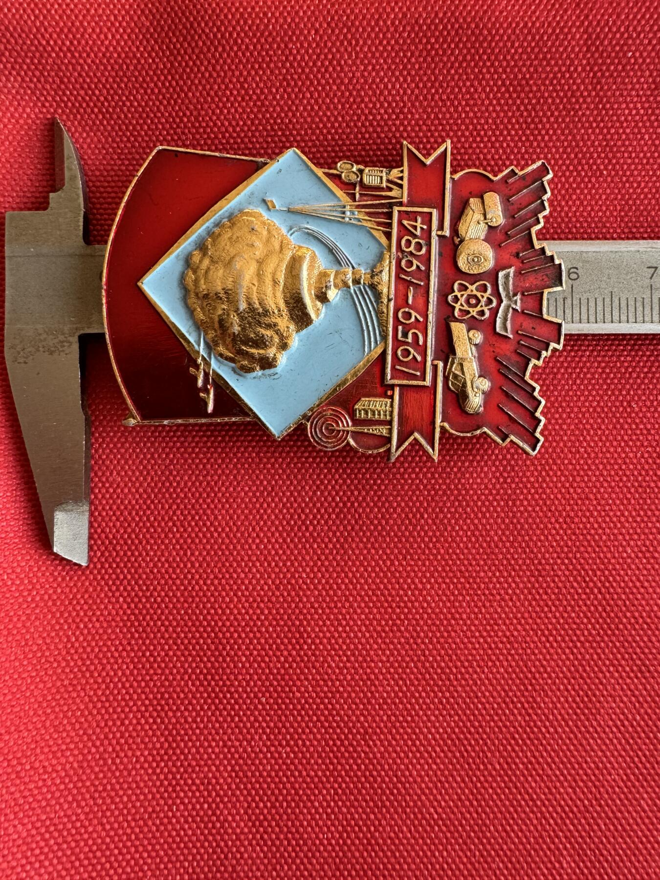 五哥徽章群   20号周六晚上八点4群联拍 铝章