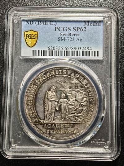【德藏】世界币章拍卖第158期（拍品征集中~欢迎藏友联系） - 19世纪 瑞士伯尔尼学院颁发勇攀高峰学术荣誉奖章银章 五彩包浆 正面图案为导师牵引学童走向象征知识殿堂的台阶与神庙，背景的放射状光芒象征智慧的启迪，采用新古典主义浮雕工艺，画面传递出“知识引领成长”的学术内核 PCGS SP62