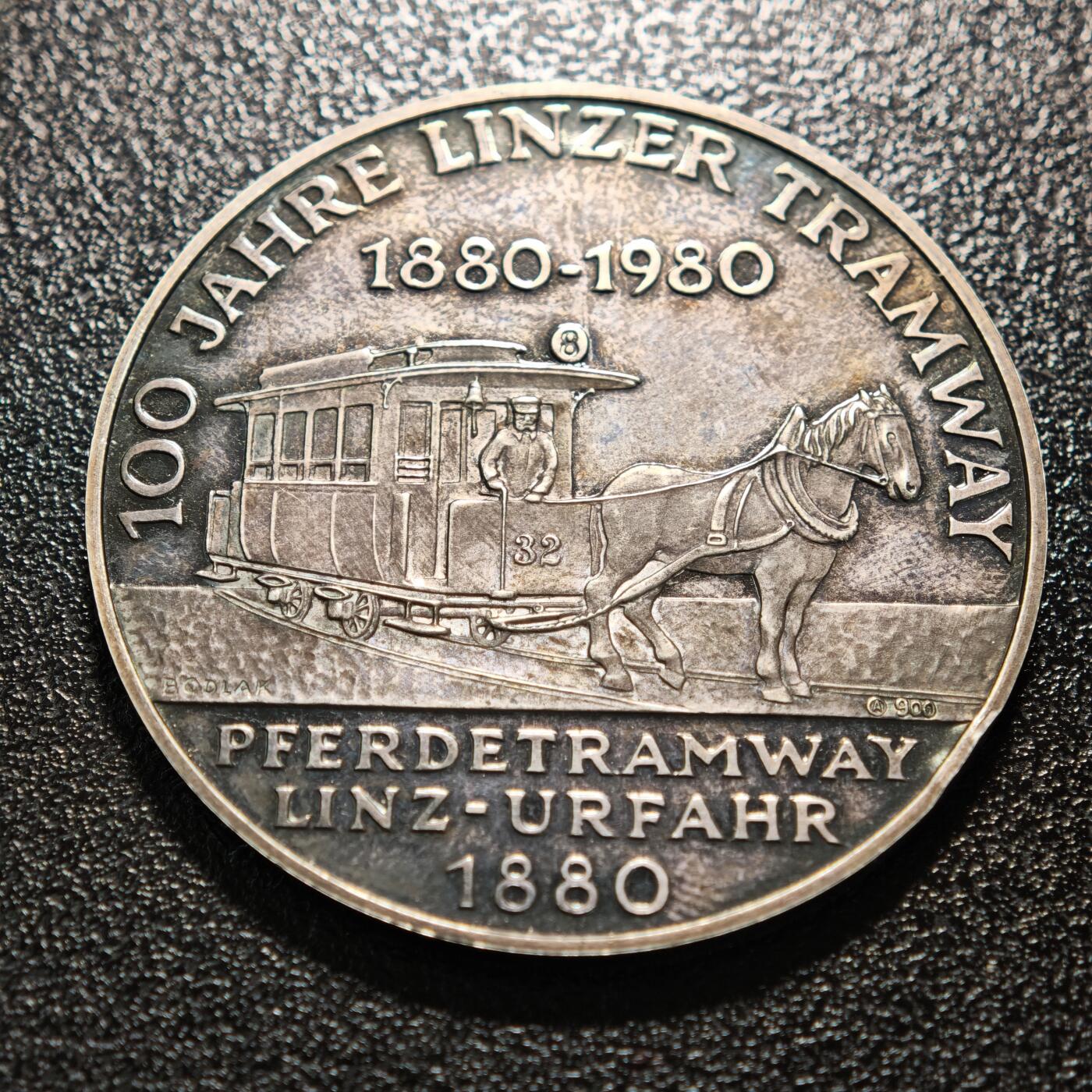 【德藏】世界币章拍卖第158期（拍品征集中~欢迎藏友联系） 1980年 奥地利林茨有轨电车运营百年纪念银章 由奥地利造币机构铸造，用以纪念林茨-乌尔法尔马拉有轨电车1880年开通至1980年的百年发展历程 深彩包浆直径约：40mm；重约：27.6g