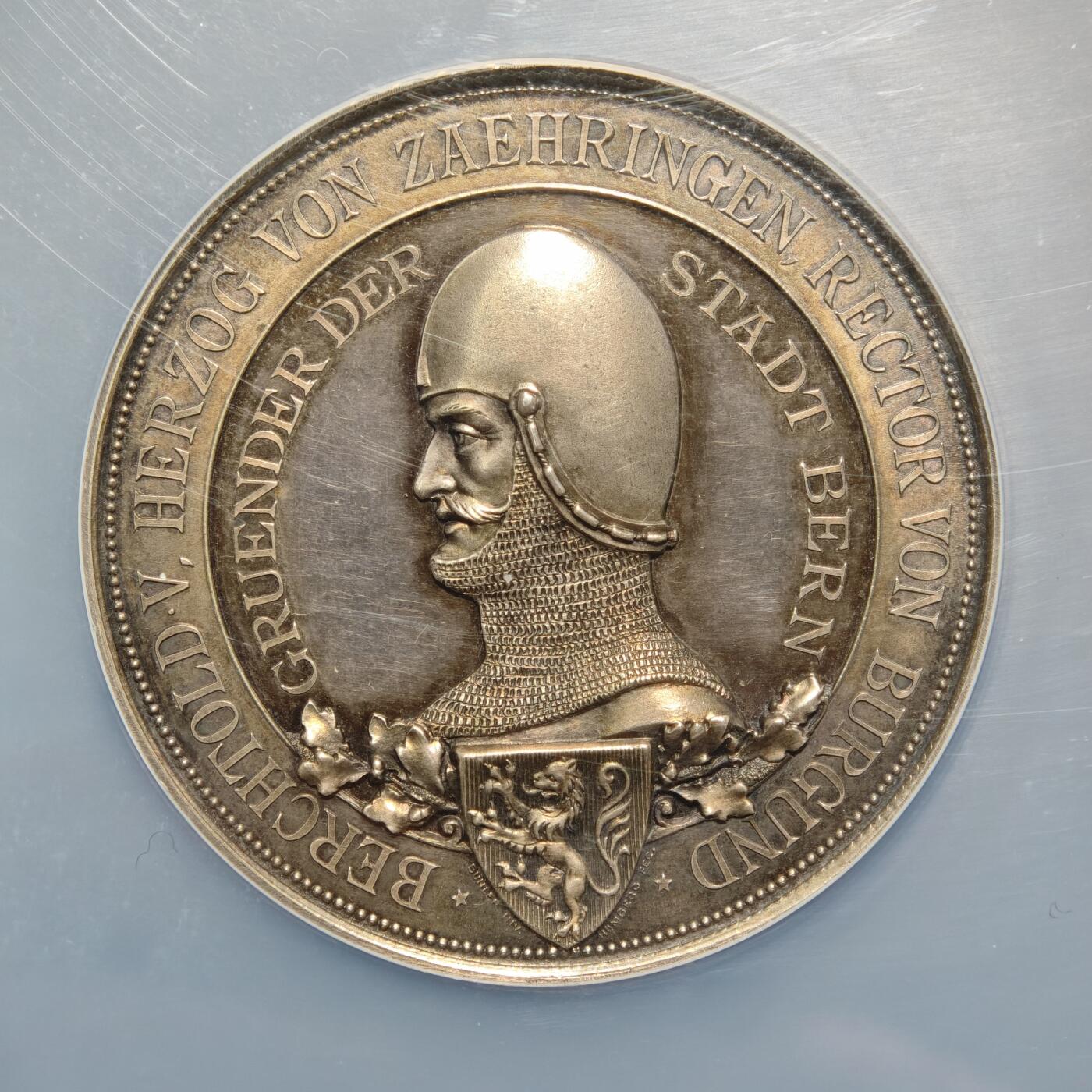 【德藏】世界币章拍卖第158期（拍品征集中~欢迎藏友联系） 1891年 瑞士伯尔尼建城700周年50mm纪念银章 念伯尔尼从1191年建城至1891年的700年历史，核心致敬伯尔尼建城者贝尔希托尔德五世 伯尔尼由策林根家族的贝尔希托尔德五世于1191年建立，“熊”作为城市象征源于建城时的狩猎传说；1891年的700周年庆典是伯尔尼城市发展史上的重要节点 原味包浆 NGC MS63