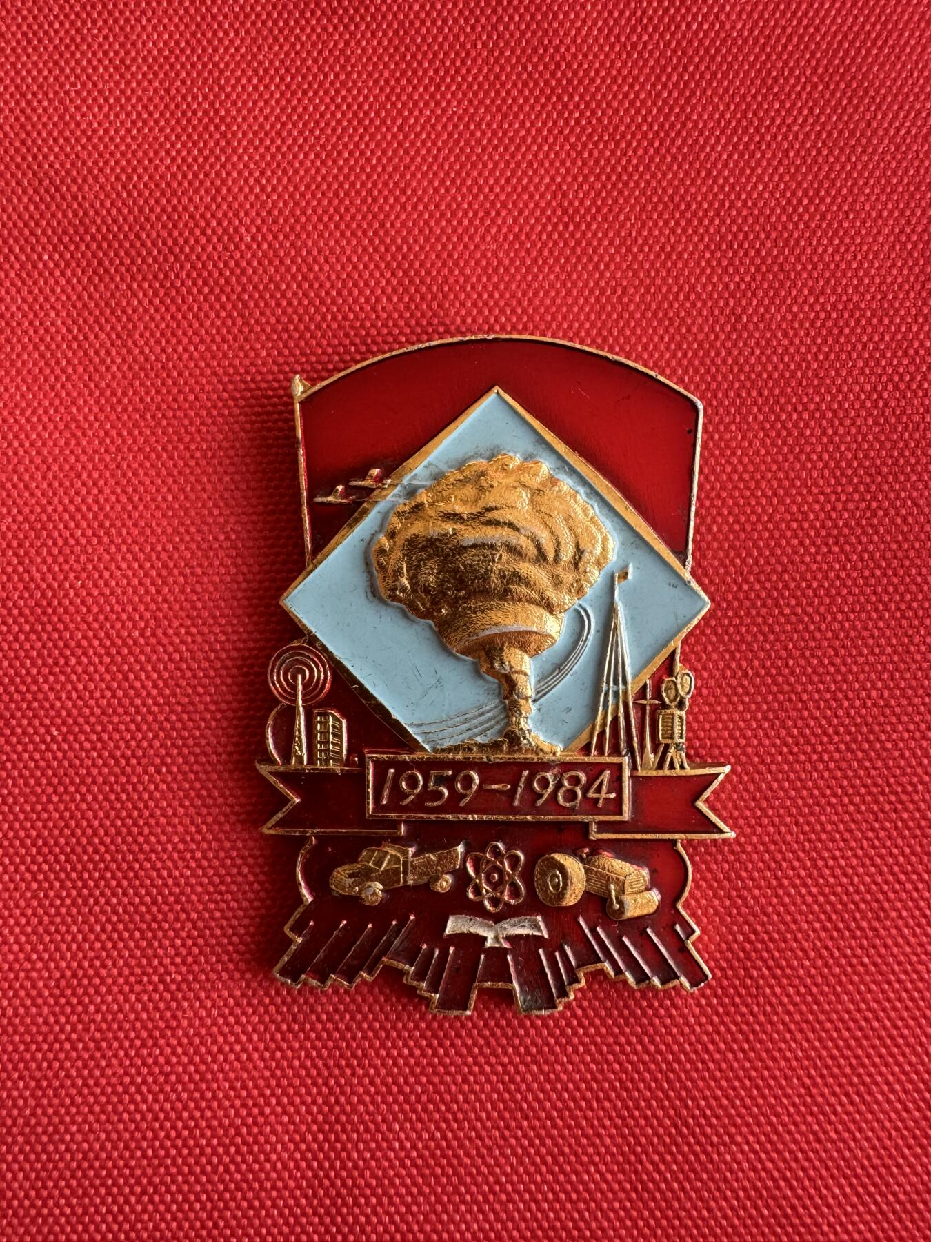 五哥徽章群   20号周六晚上八点4群联拍 铝章